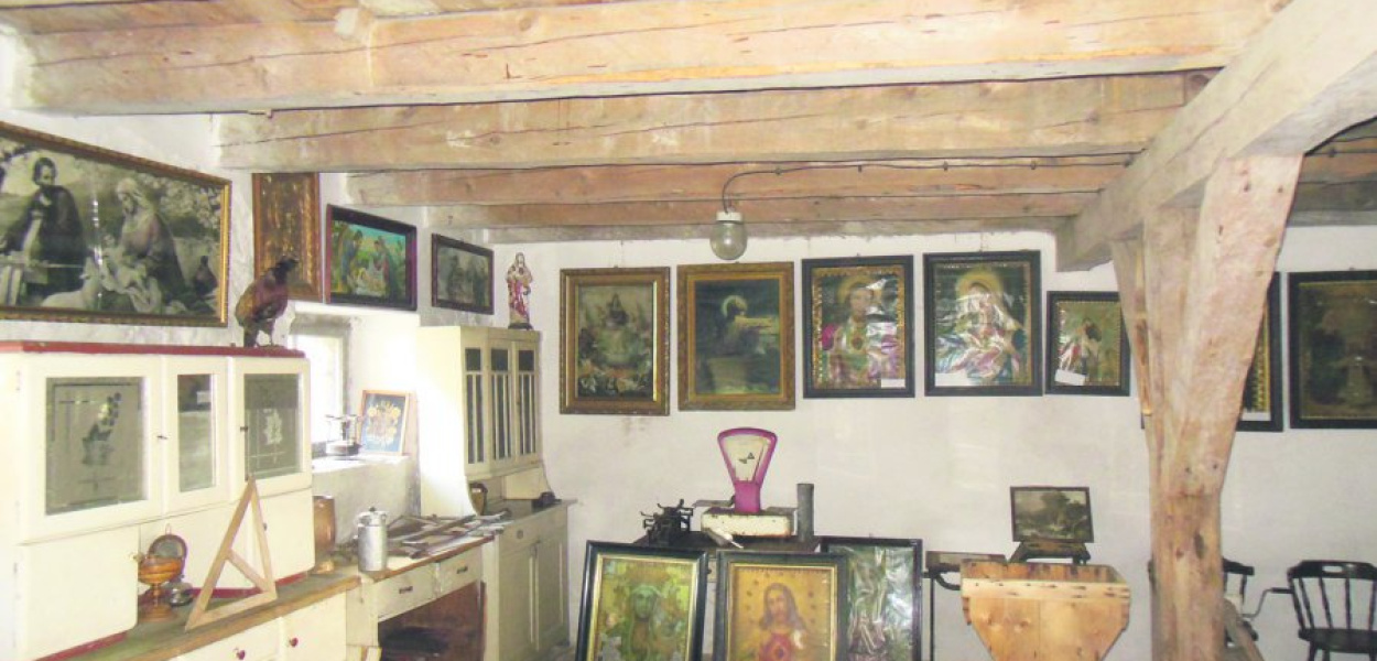 Fragment kolekcji obrazów w Muzeum Wsi Płaza