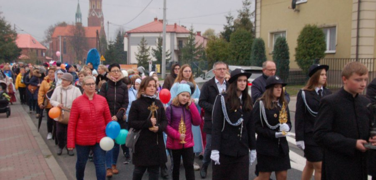 Parafianie na ulicy Oświęcimskiej