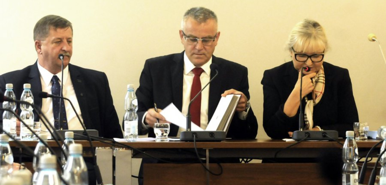 Ważą się dalsze losy prezydium Rady Miejskiej w Chrzanowie: przewodniczącego Krzysztofa Zubika (w środku), wiceprzewodniczącej Małgorzaty Kowalskiej i wiceprzewodniczącego Janusza Jedynaka