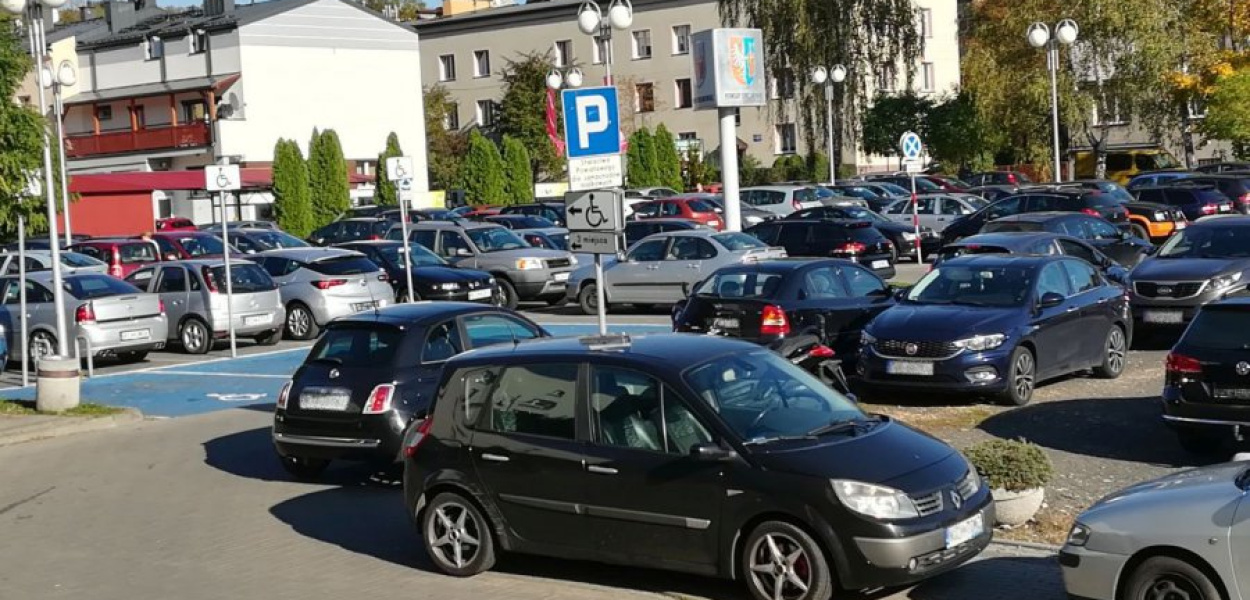 W godzinach otwarcia starostwa pod budynkierm parkuje ponad sto samochodów