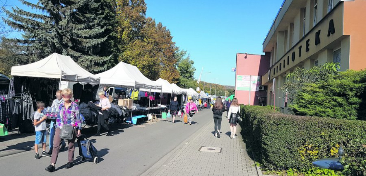 Przy placu Kulczyckiego co poniedziałek rozstawiają się sprzedawcy
