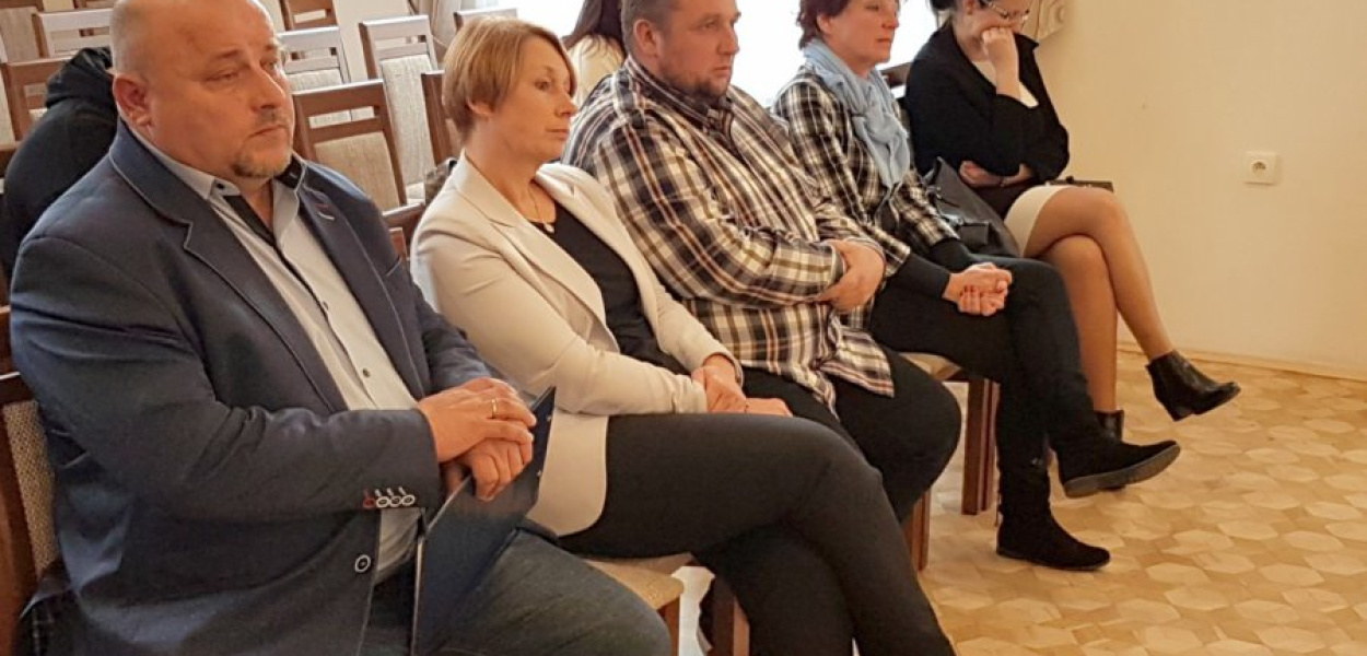 Sołtys Paczółtowic Andrzej Furmanik, dyrektor szkoły Teresa Mikołajska oraz pracownicy szkoły i mieszkańcy sołectwa przyszli na sesję w Krzeszowicach