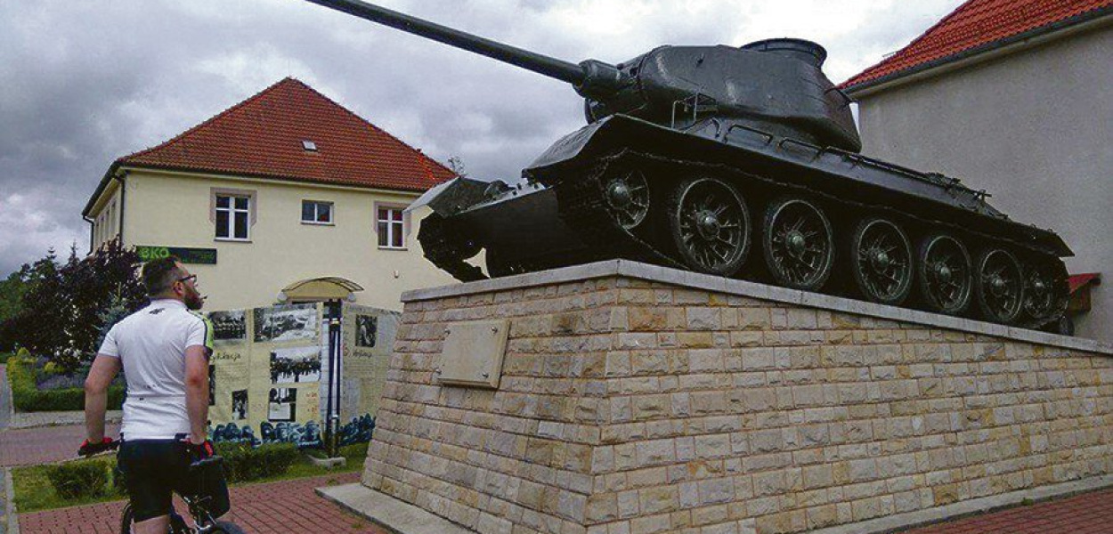 Czołg T-34 stojący na postumencie przy alei Niepodległości w Bornem Sulinowie przypomina o burzliwej przeszłości miasta