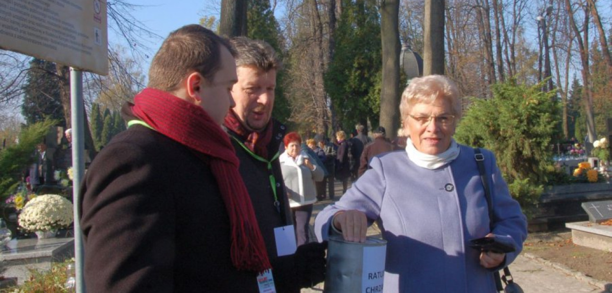 Na chrzanowskim cmentarzu kwestują Krzysztof Kasperek i Michał Gawroński