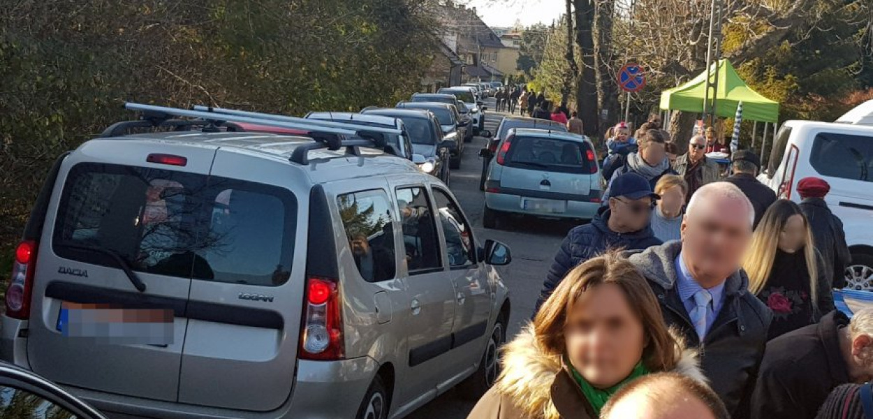 Widok na biegnącą przy trzebińskim cmentarzu ul. Luzara