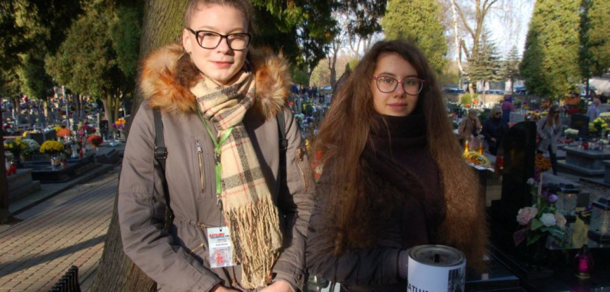 Z puszką stanęły m.in. uczennice II LO w Chrzanowie Amelia Wierzba i Anita Kosowska