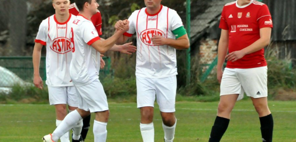 Kapitan SPRiN Krzysztof Turek odbiera gratulacje po strzeleniu gola Wolance