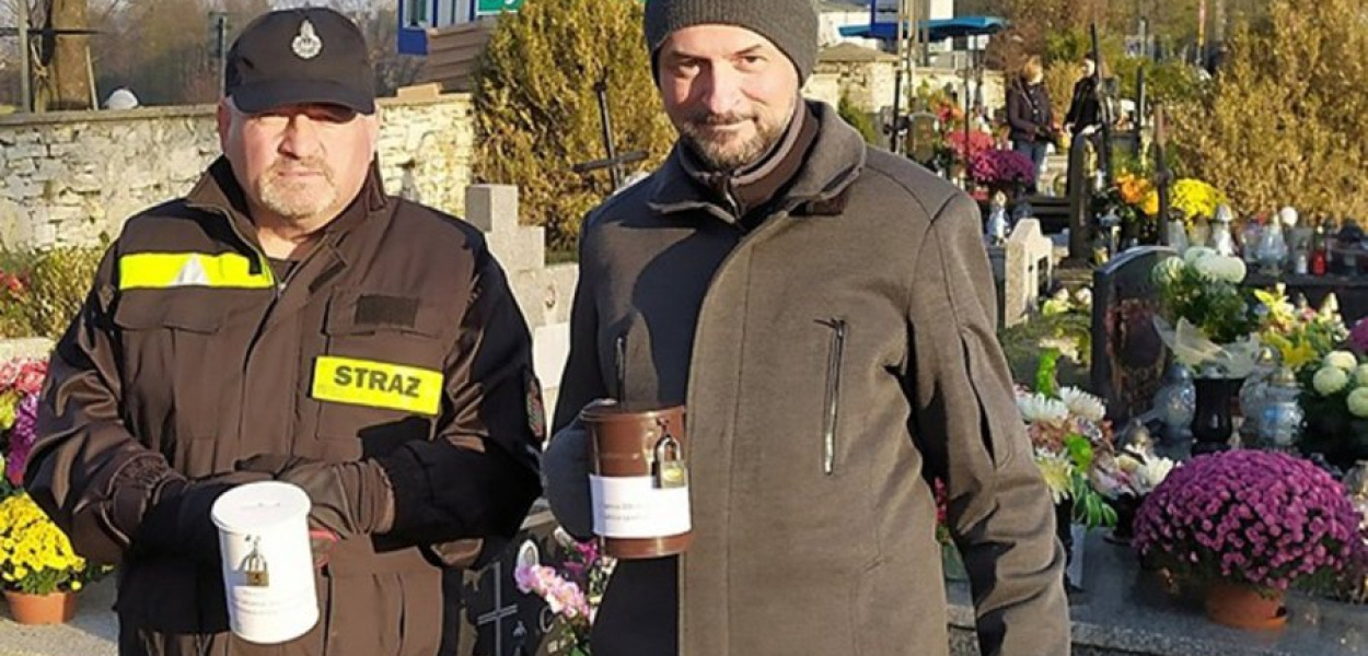 Podczas kwesty na cmentarzu w Płazie. FOT. ze strony facebookowej Podziel się Płazą