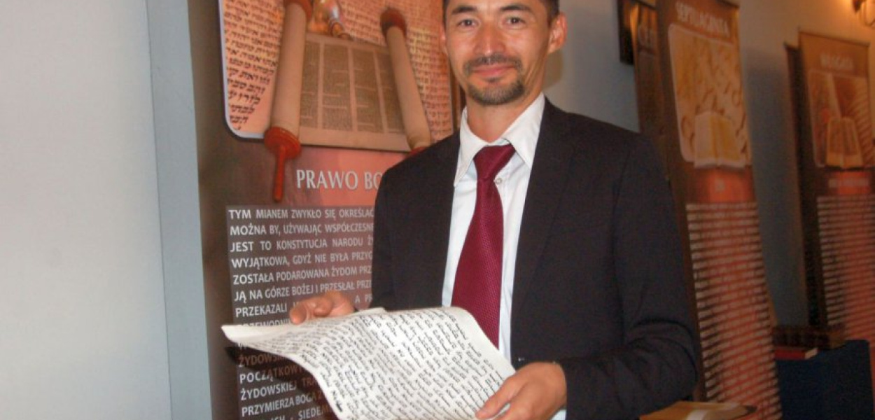 Jednym z oprowadzających po wystawie jest Samuel Kim