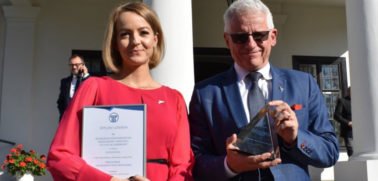 Statuetkę oraz dyplom Tadeusz Arkit, prezes Wodociągów Chrzanowskich odebrał z rąk Głównego Inspektora Pracy w towarzystwie specjalisty ds. BHP Joanny Rokickiej-Zielińskiej podczas uroczystej gali w Dworku Białoprądnickim w Krakowie