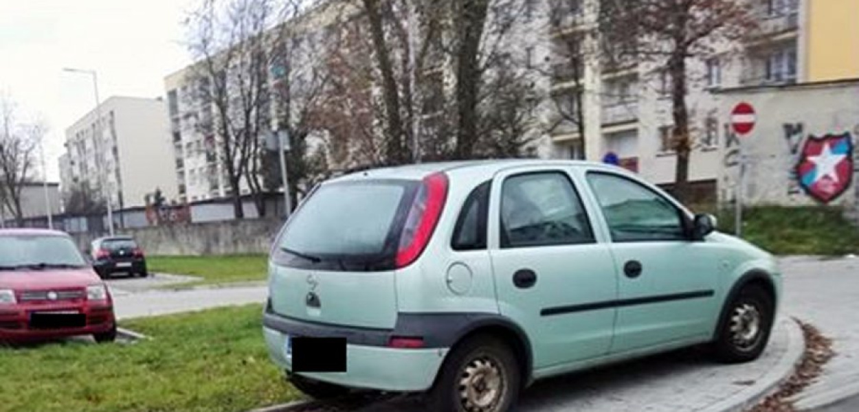 Opel corsa zaparkowany na chodniku na Grzybowej w Chrzanowie