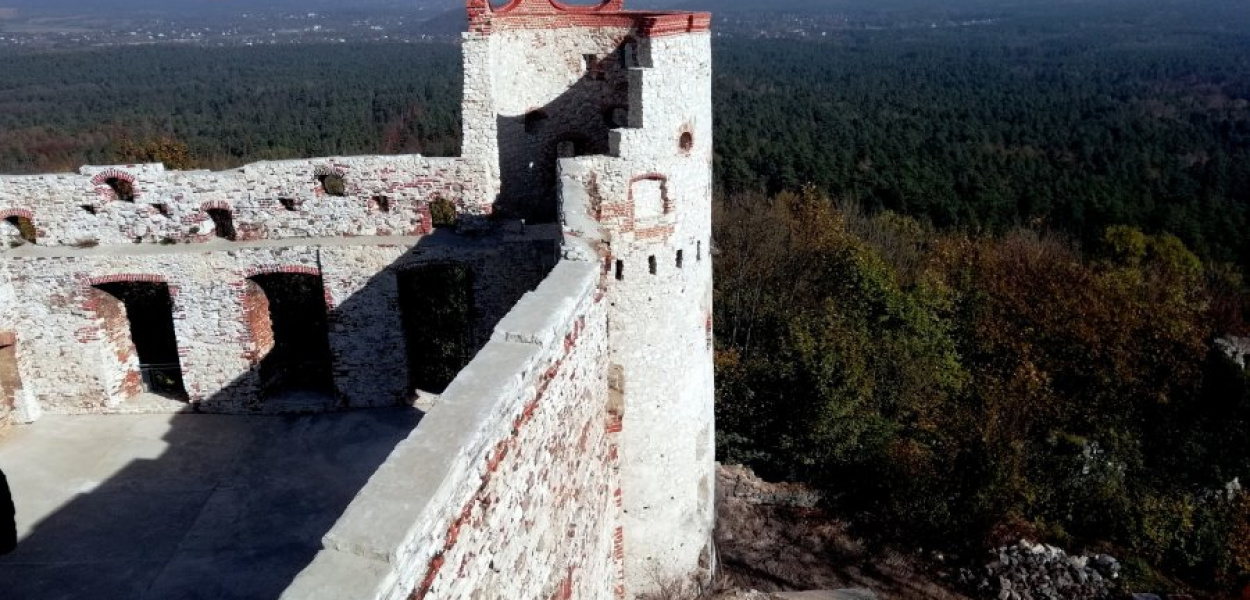  Odrestaurowana baszta Izabela na zamku Tenczyn w Rudnie