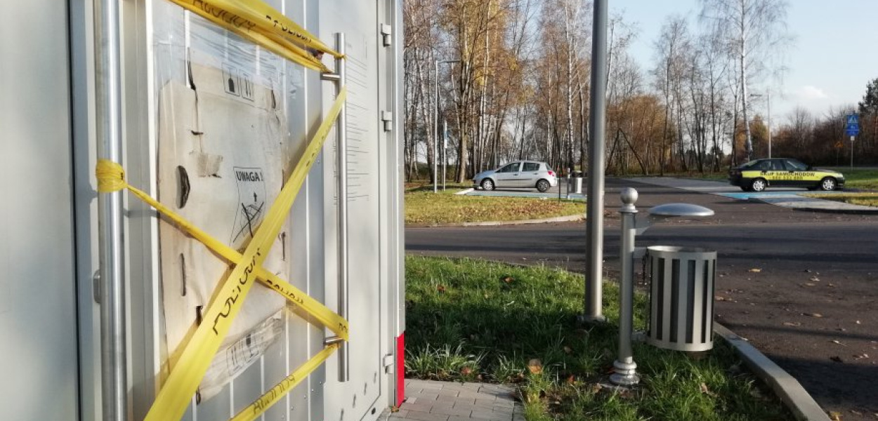 Od wielu miesięcy toaleta na parkingu przy Topolowej, w sąsiedztwie Zalewu Chechło w Trzebini, jest oklejona policyjna taśmą