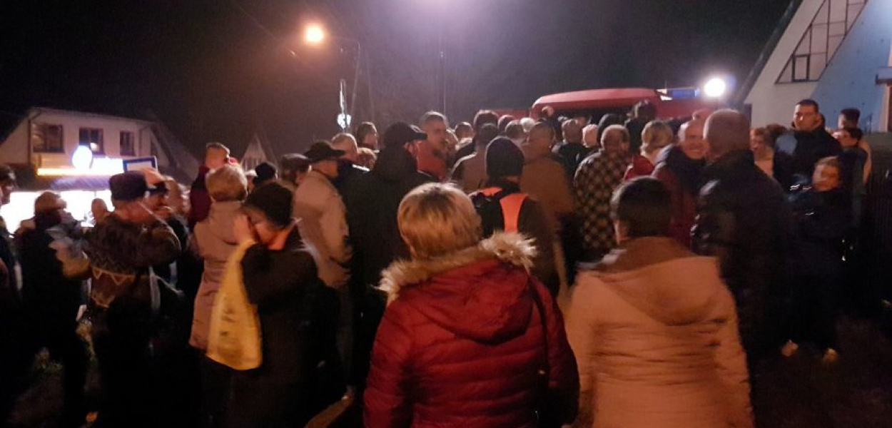 Mieszkańcy przyszli po wodę w Zagórzu. Fot. Zagórze 32-555