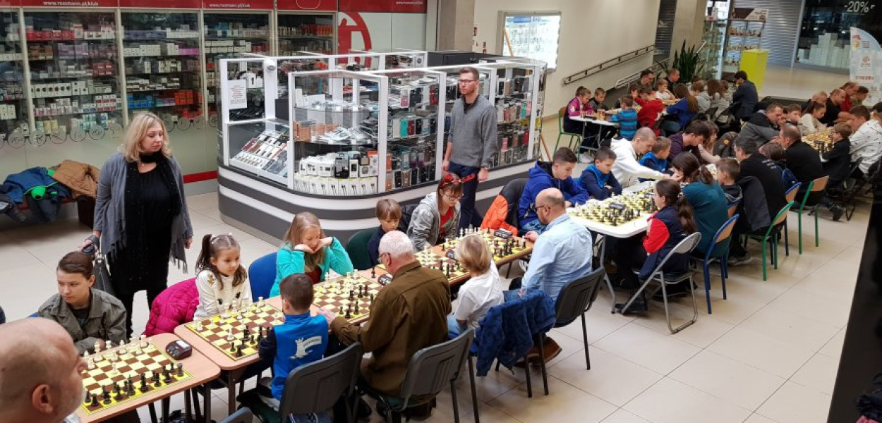 Zawodnicy zasiedli przy ponad 50 szachownicach