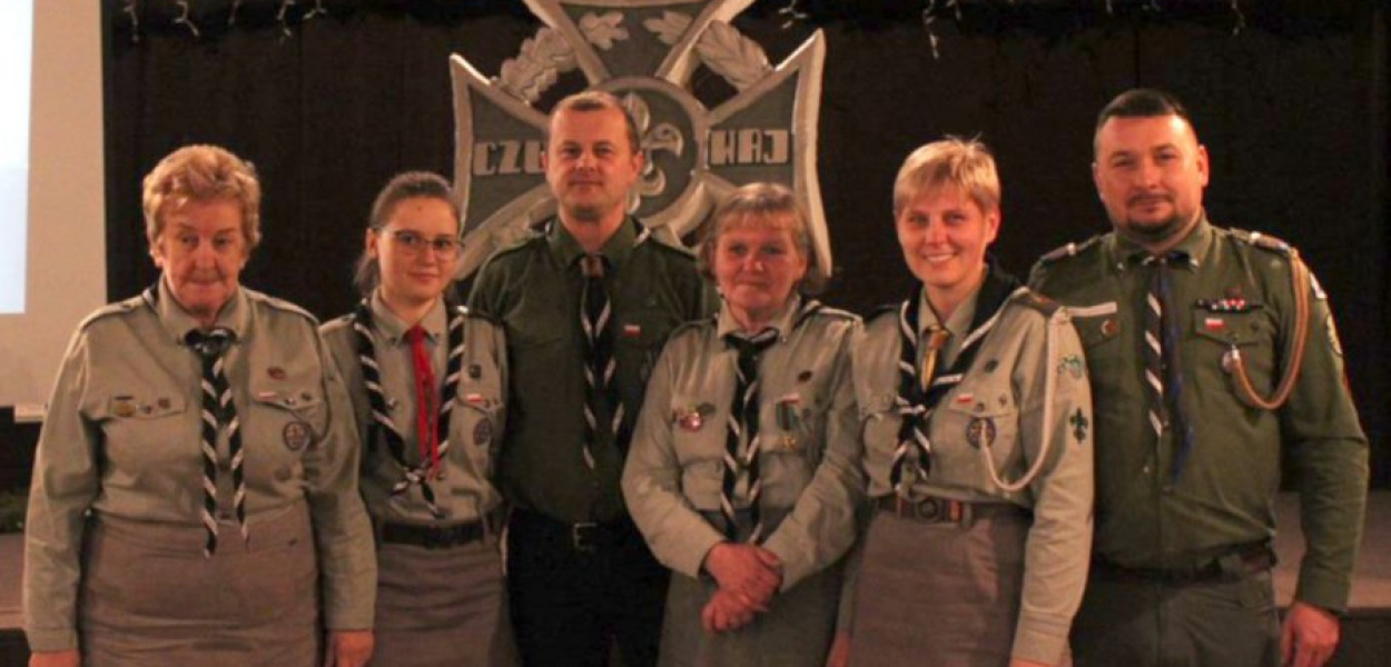 Na zdj. hm. Irena Piątek, pwd. Magdalena Gruszczyńska, phm. Wojciech Góralewicz, hm. Iwona Kucharska, phm. Anna Więcław- Pilarczyk, hm. Mariusz Siudek - komendant Krakowskiej Chorągwi ZHP. FOT. z archiwum ZHP Hufca Trzebinia