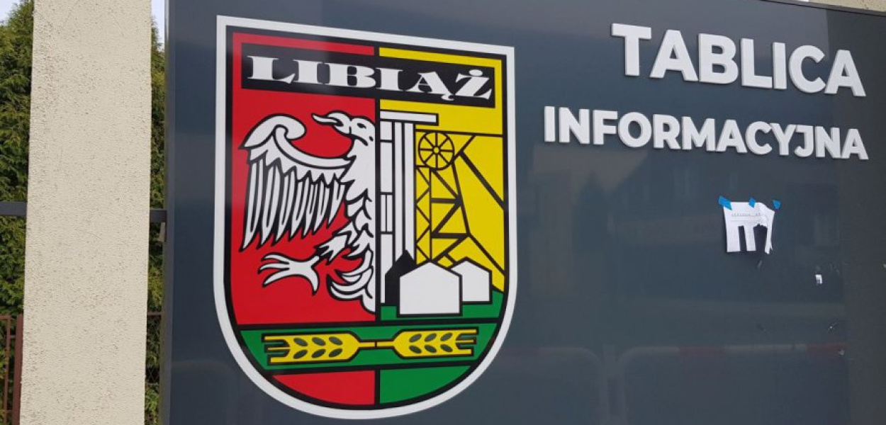 Herb Libiąża na tablicy informacyjnej przy nowym dworcu autobusowym 