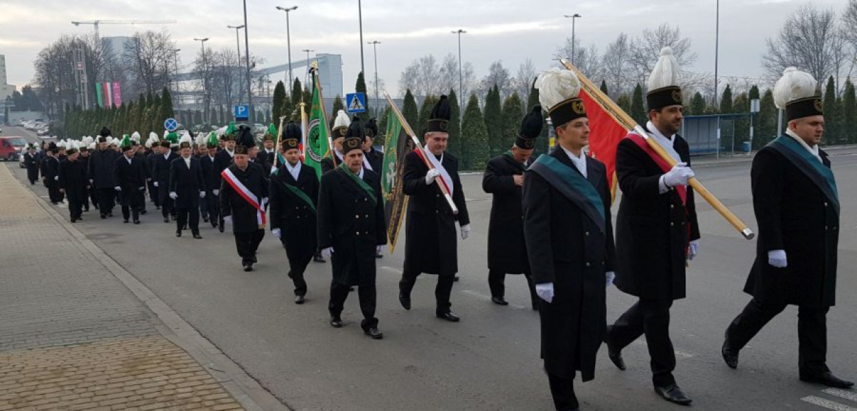 Górnicy maszerują ulicą Górniczą w Libiążu