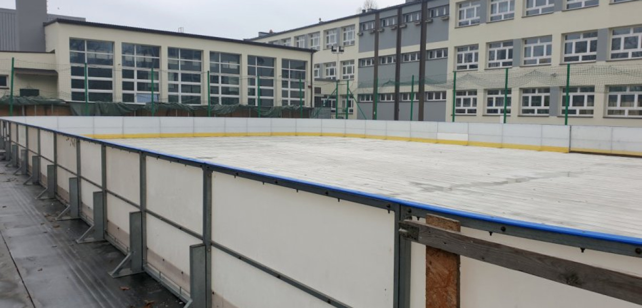 Lodowisko znajduje się za Szkołą Podstawową nr 2 w Krzeszowicach, przy ul. Szkolnej