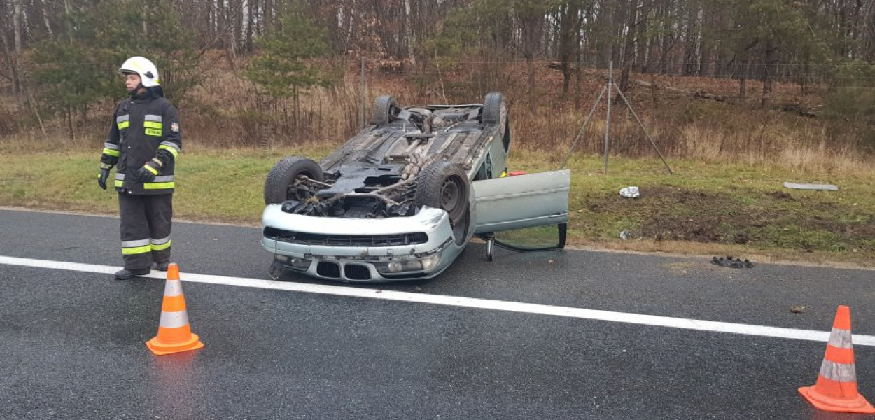 Dachowanie na autostradzie A4, na wysokości Frywałdu. FOT. OSP TENCZYNEK.