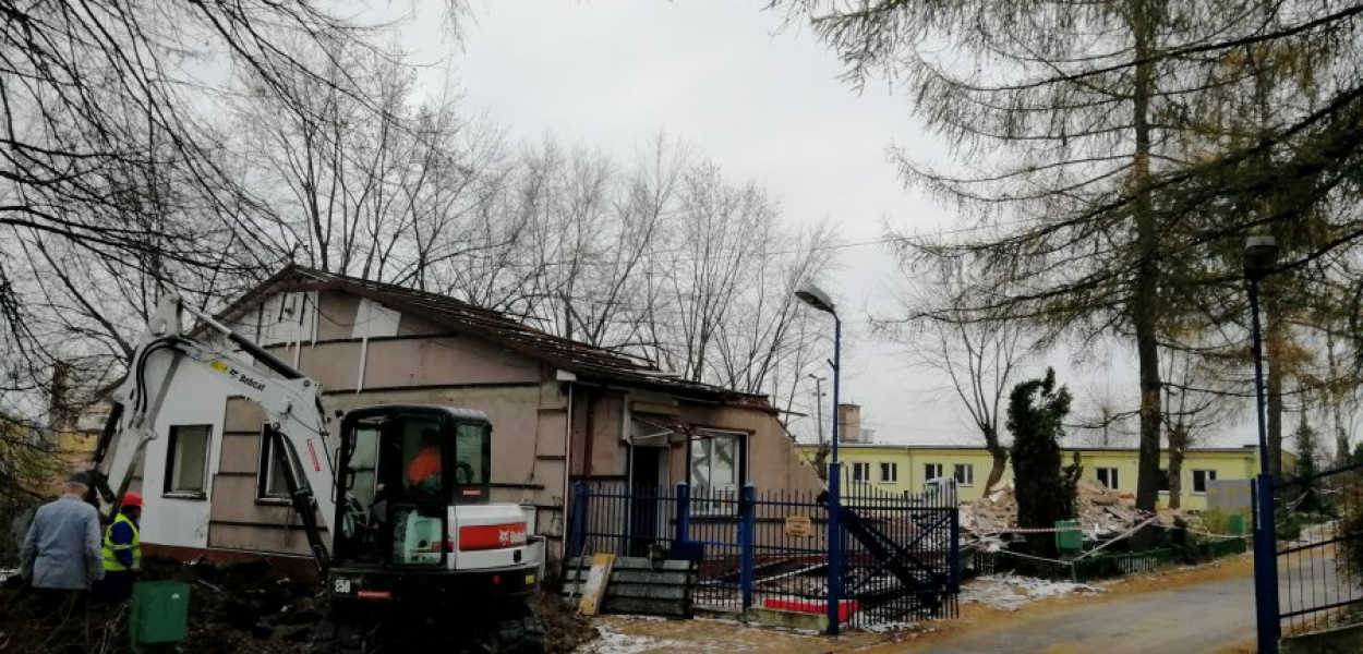 Trzebinia Górka. Prace wyburzeniowe na terenie OHP