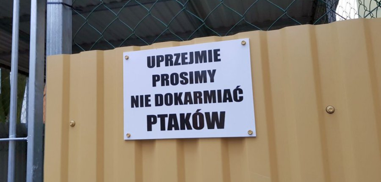 Tabliczka wisząca na śmietniku na osiedlu Północ w Chrzanowie