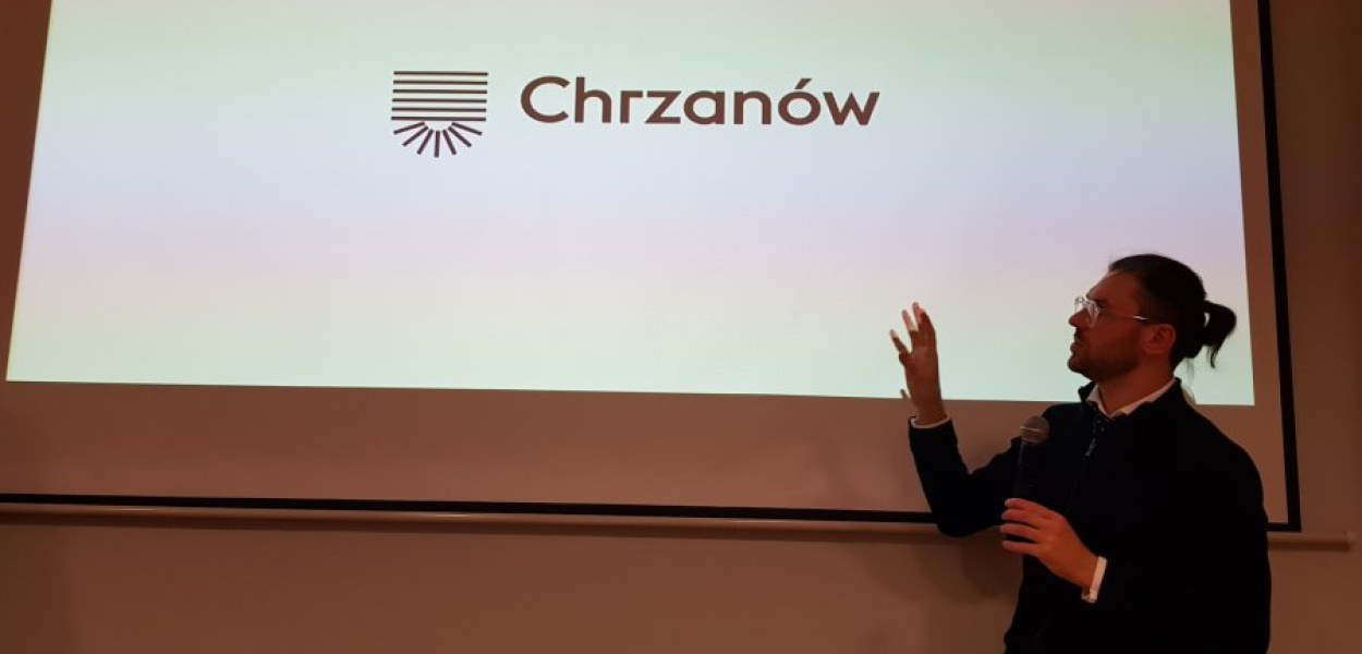 Logo Chrzanowa prezentuje przedstawiciel firmy Redkroft