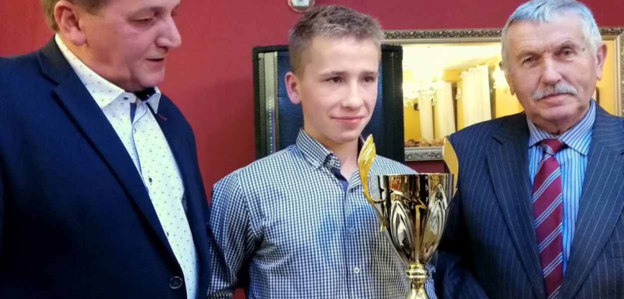 Działacz Janusz Pudełko, najlepszy junior sezonu 2019 - Bartek Sosur i prezes Świtu Stanisław Molik. Fot. Alicja Molenda