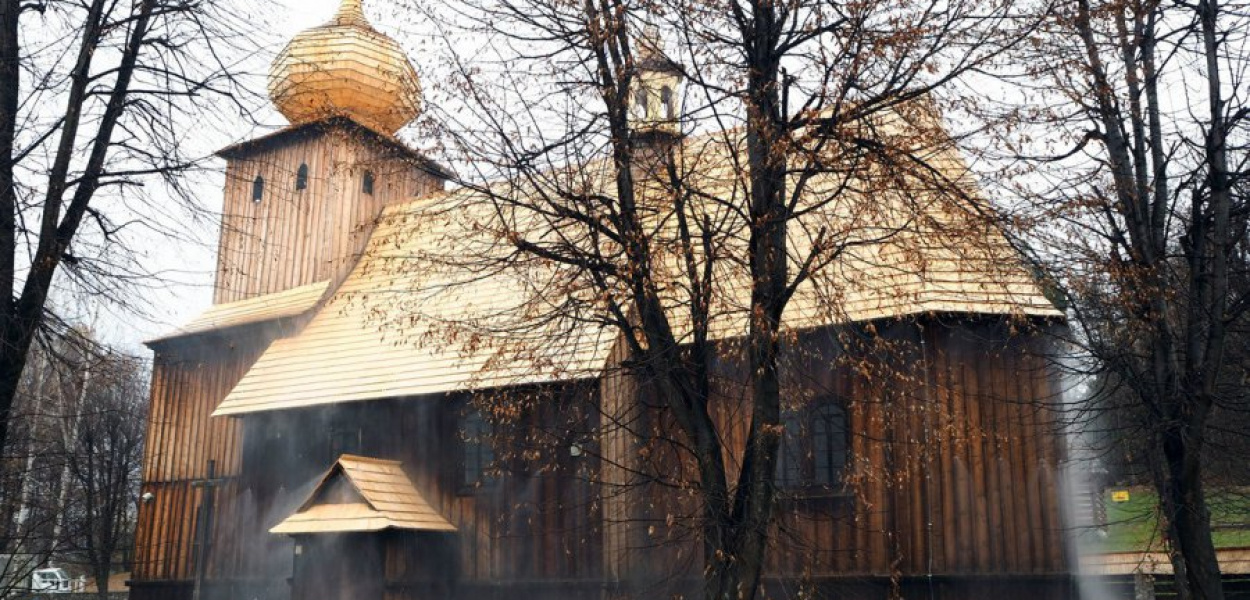 Podczas odbioru technicznego mgłowego systemu gaśniczego, zamontowanego na kościele z Ryczowa. Fot. Z archiwum Muzeum w Wygiełzowie