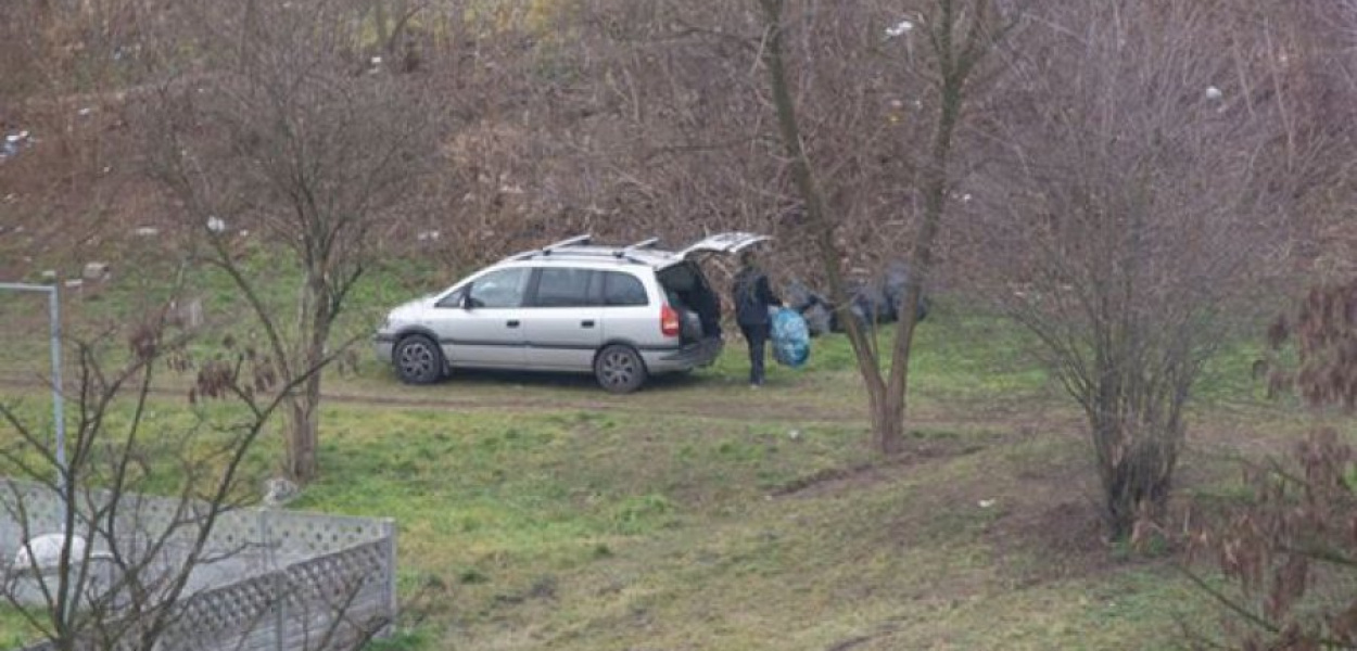 Kilka worków śmieci wyrzucił przy Trzebińskiej w Chrzanowie