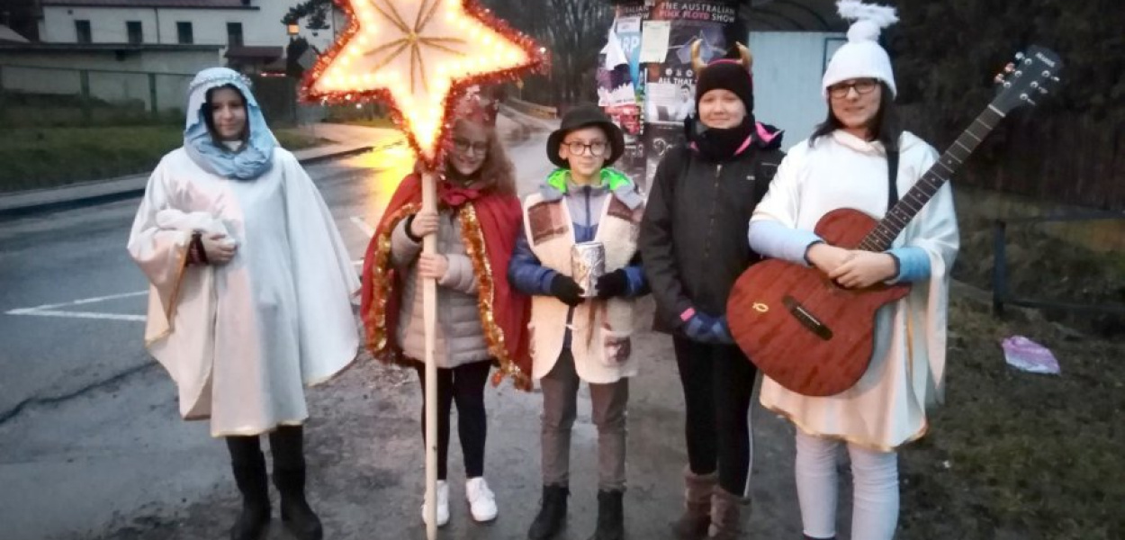 Kolędnicy z Czernej: Julia Ostachowska, Ania Miśta, Bartosz Godyń, Maja Godyń, Zuzia Smółka. Towarzyszy im też Artur Górecki, którego na zdjęciu nie ma