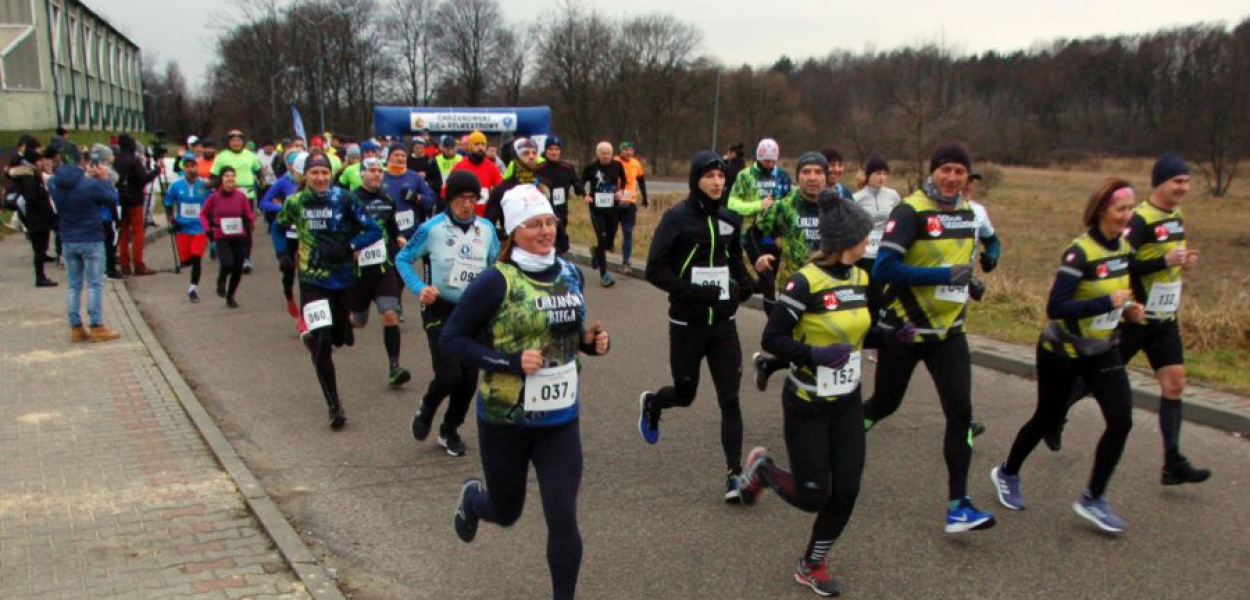 Zawodnicy na pierwszych metrach biegu na 10 km