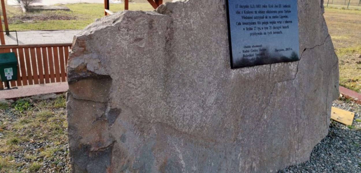 Obelisk znajdujący się przy deptaku w Babicach