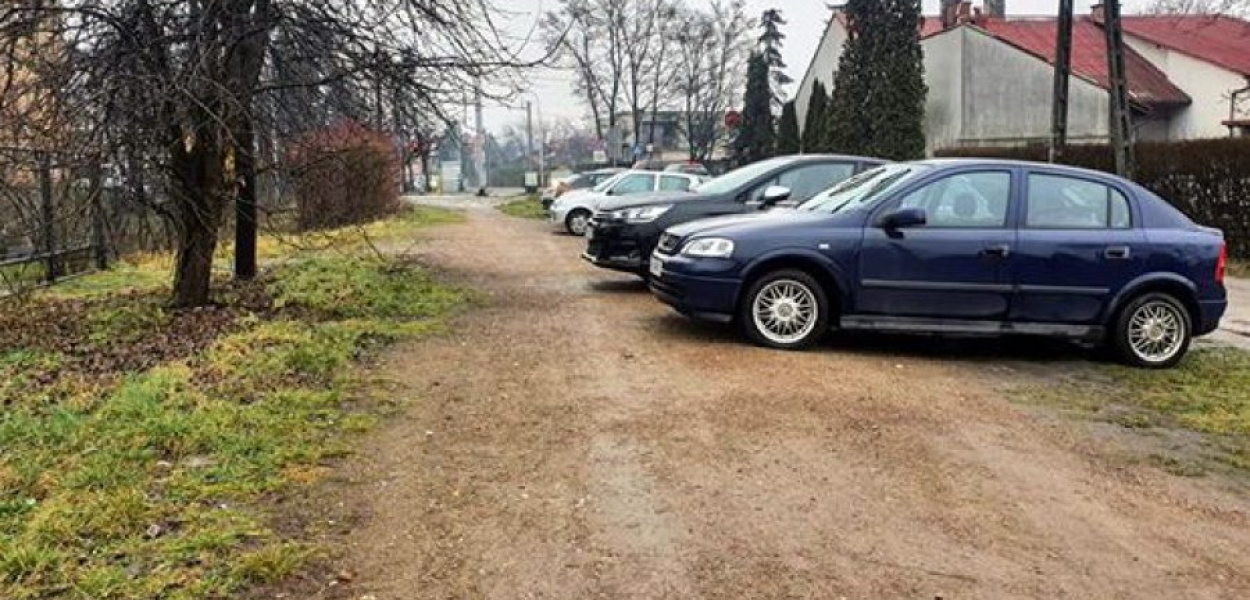 Auta stojące częściowo na ścieżce rowerowej w sąsiedztwie Łowieckiej w Chrzanowie. Zdjęcie przysłane przez Czytelnika