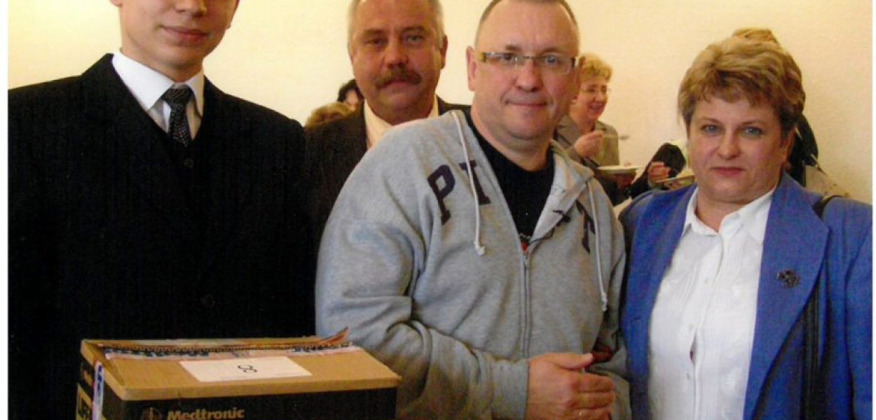 Jurek Owsiak przekazuje defibrylator przedstawicielom trzebińskiego &quot;ekonomika&quot;. Fot. Z archiwum Małgorzaty Bigaj