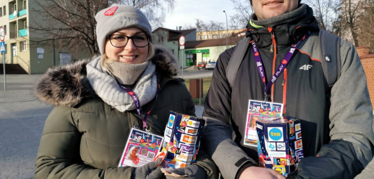 Wolontariusze WOŚP w Chrzanowie: Kinga i Mateusz Rachwałowie