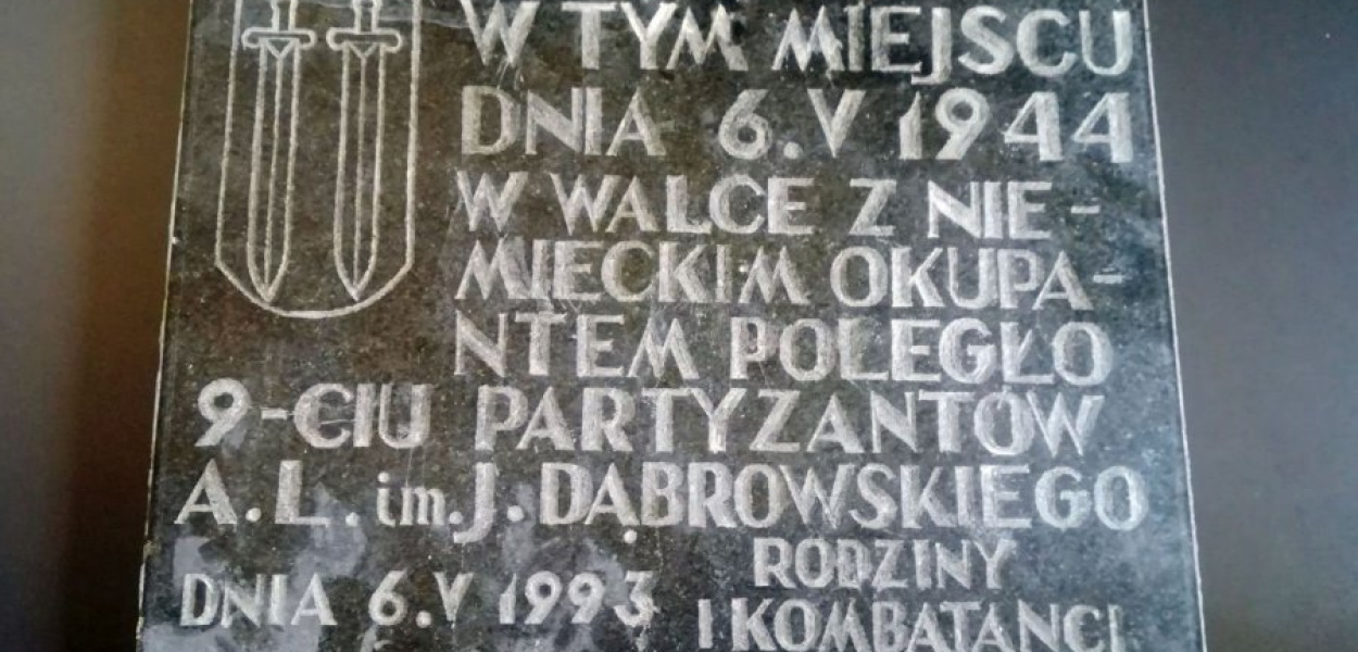 Tablica zdemontowana z pomnika trafiła do Nadleśnictwa Chrzanów
