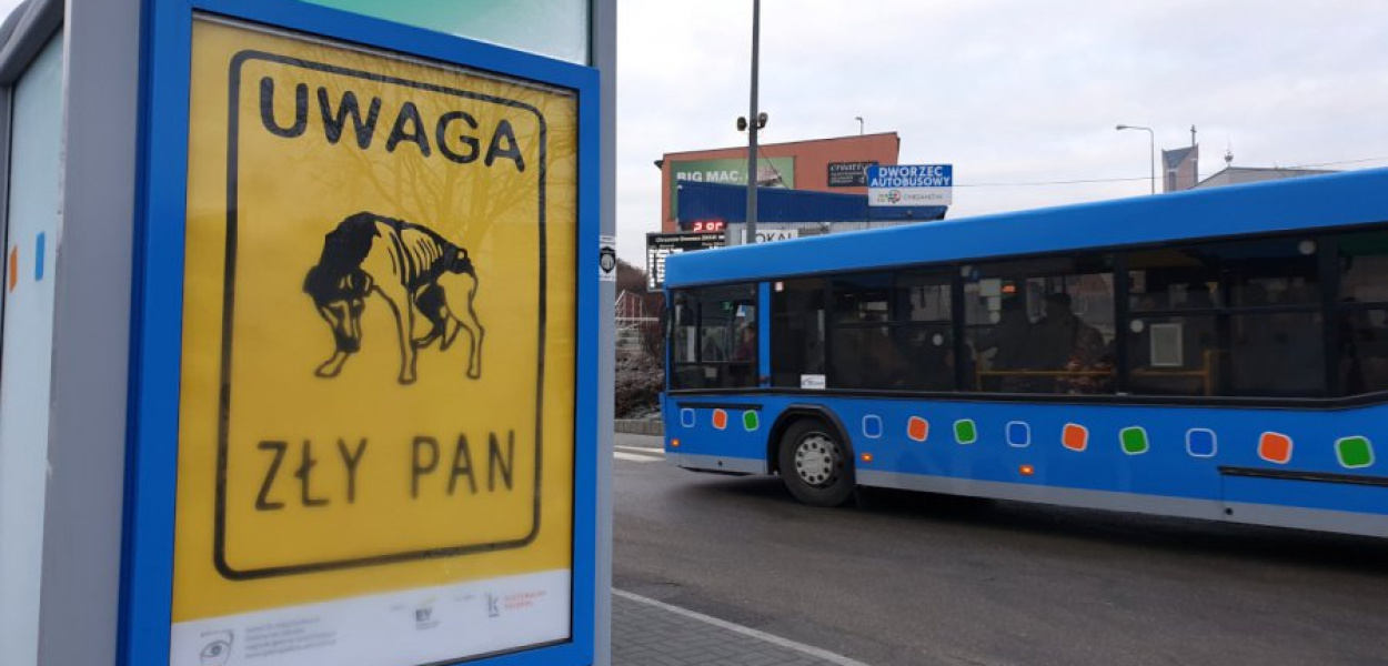 Wiszący na dworcu plakat Anny Frydrych „Uwaga, zły pan”, który zwyciężył w konkursie „Zwierzę też człowiek”