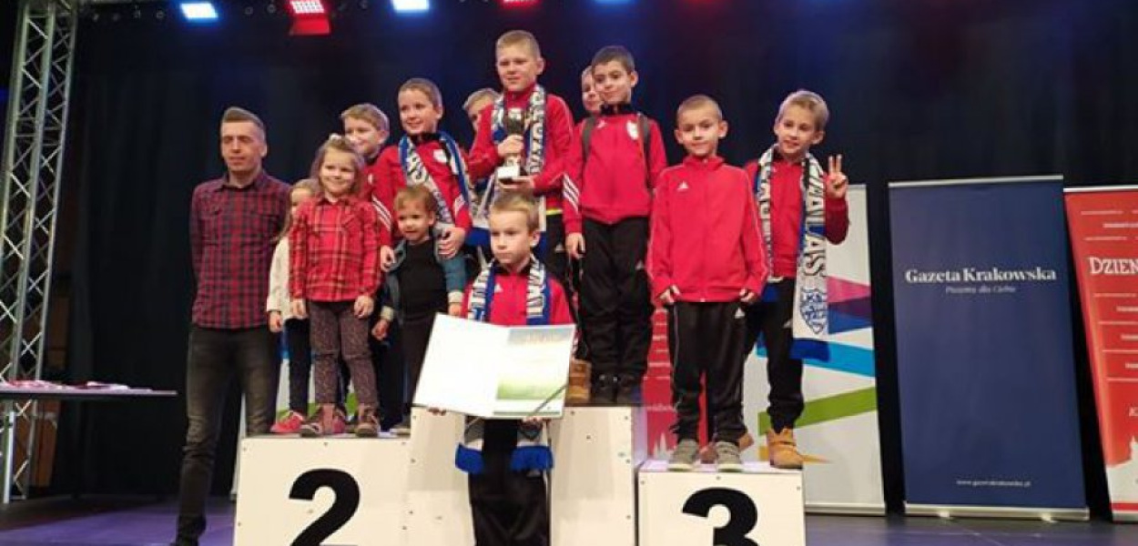 Zwycięska drużyna LKS Victoria Zalas z trenerem Marcinem Kapustą