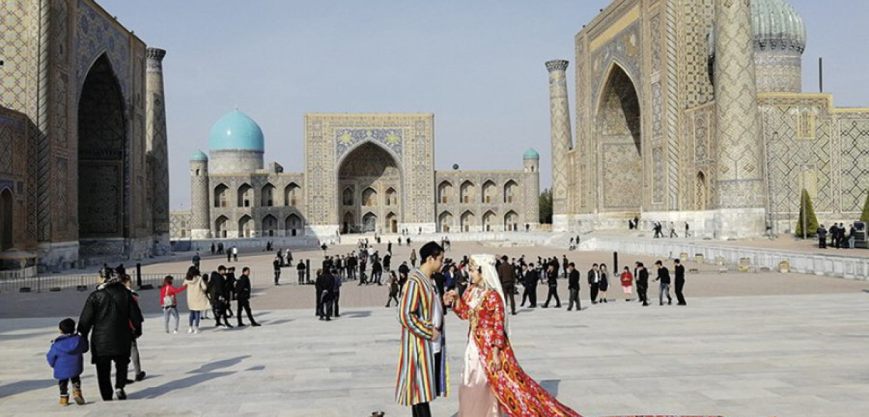 Na Placu Registan („miejscu piasku”) w Samarkandzie spotykają się turyści, bo to obowiązkowy punkt zwiedzania. Przychodzą tu chyba wszystkie młode pary na sesje zdjęciowe. Mnie udało się sfotografować taką w tradycyjnych strojach ślubnych.