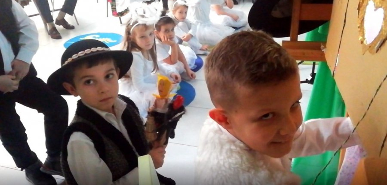 Szopkę &quot;obsługiwały&quot; dzieci z SP w Mętkowie