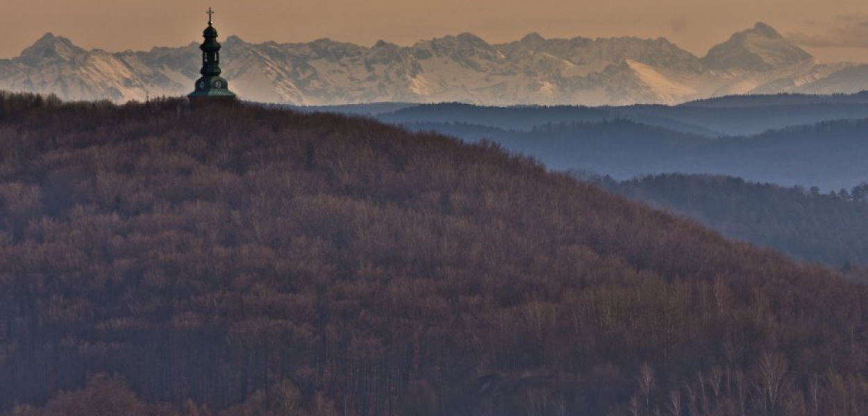 Panorama Tatr widziana od strony Regulic. Zdjęcie Piotr Kłeczek