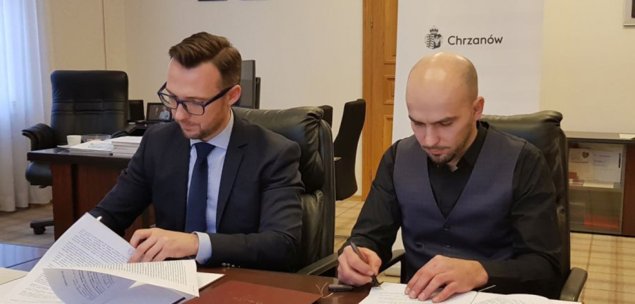 Umowę podpisali we wtorek burmistrz Robert Maciaszek i Tomasz Brzozowski z firmy, która wygrała przetarg