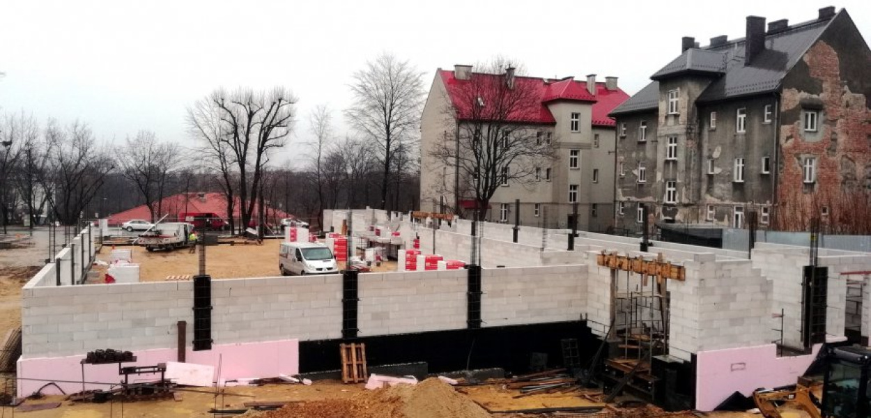 Budowa Biedronki w rejonie skrzyżowania Alei Henryka i Siennej w Chrzanowie. Widok od strony pomieszczeń technicznych, zajmowanych przez Powiatowy Zarząd Dróg