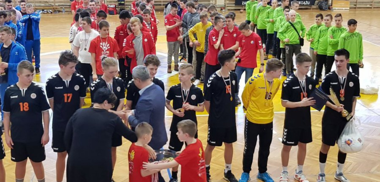 Szczypiorniści z Lubina odbierają medale