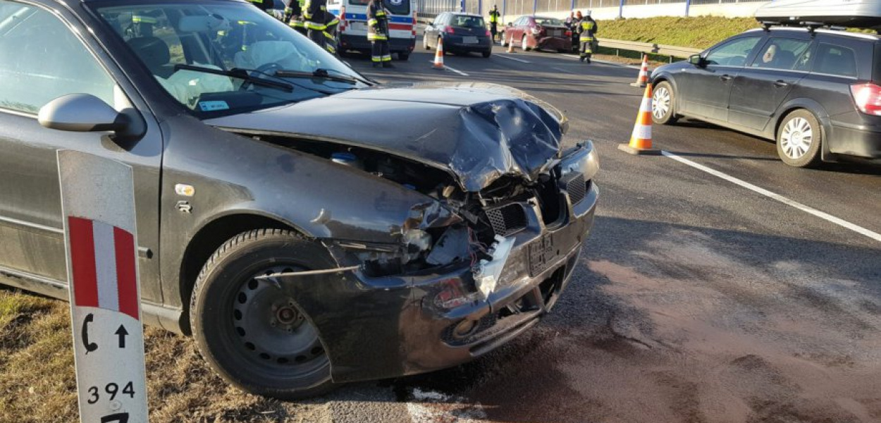 W niedzielę na autostradzie A4 zderzyły się trzy samochody. FOT. OSP Tenczynek