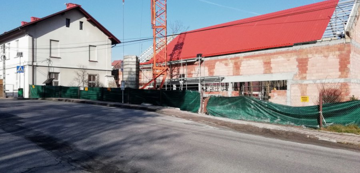 Budowana sala gimnastyczna przy XIX-wiecznej podstawówce w Grojcu