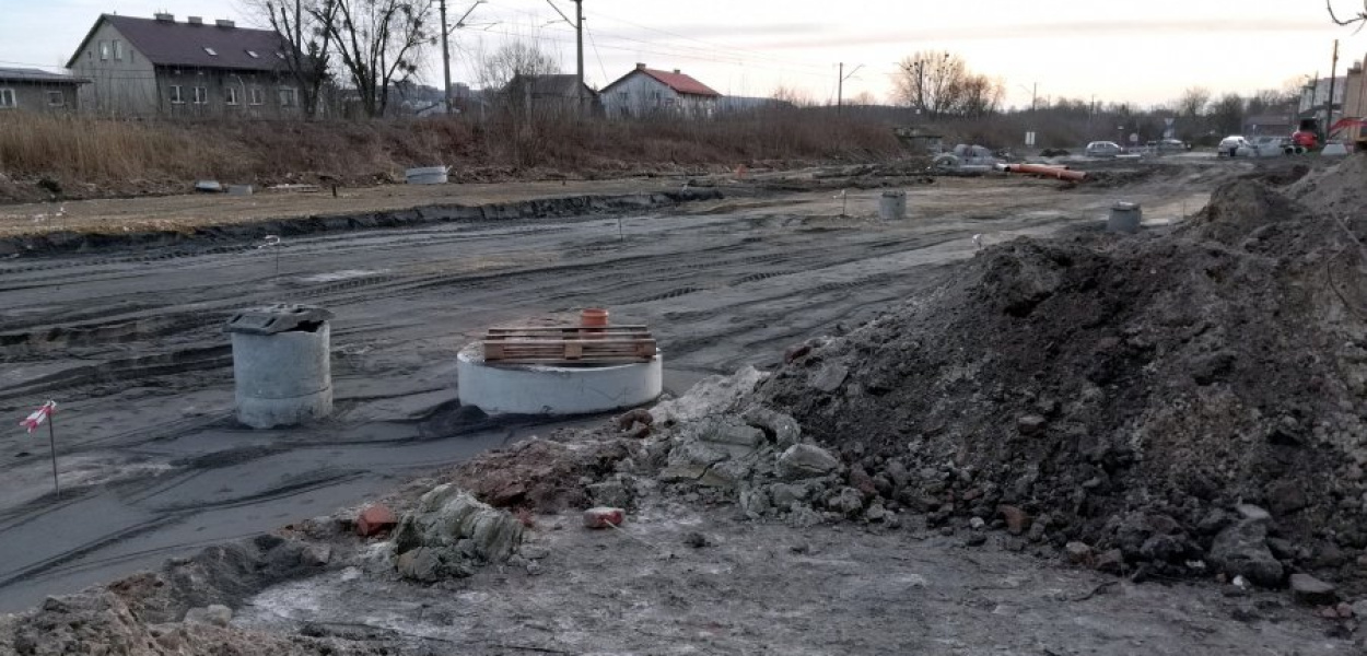 Trwa utwardzanie terenu pod nową drogę między 29 Listopada a Krakowską