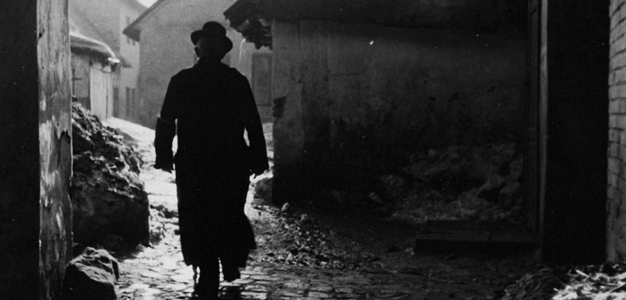 Żyd chodzący zaułkami getta, zima 1942 lub 1943 r. ZDJĘCIE Z ARCHIWUM MUZEUM W CHRZANOWIE