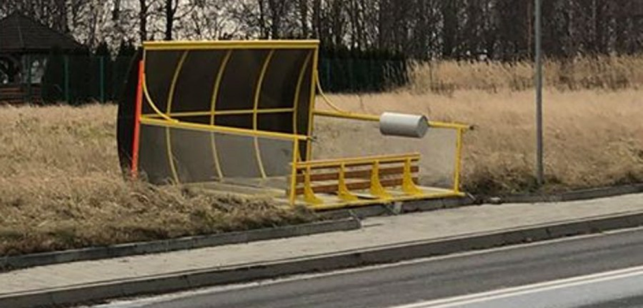 Wichura przewróciła przystanek w Grojcu. Zdjęcie przysłane przez Czytelnika